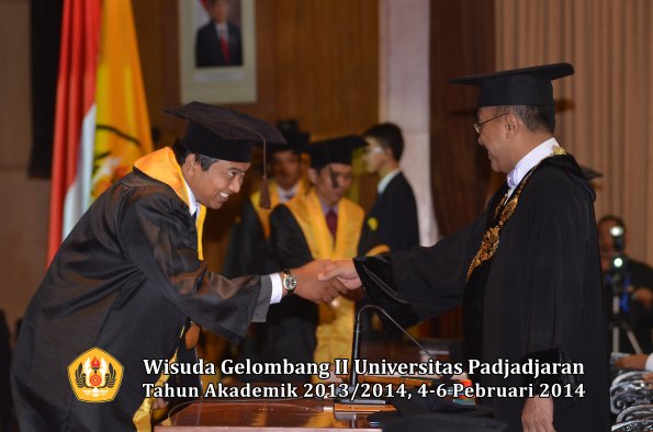 wisuda-unpad-gel-ii-ta-2013_2014-fakultas-peternakan-oleh-rektor-034