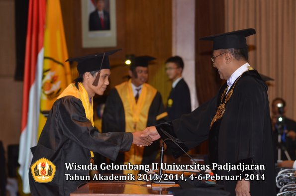 wisuda-unpad-gel-ii-ta-2013_2014-fakultas-peternakan-oleh-rektor-035