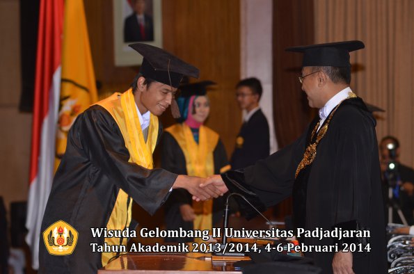 wisuda-unpad-gel-ii-ta-2013_2014-fakultas-peternakan-oleh-rektor-037