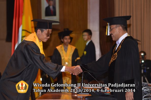 wisuda-unpad-gel-ii-ta-2013_2014-fakultas-peternakan-oleh-rektor-039