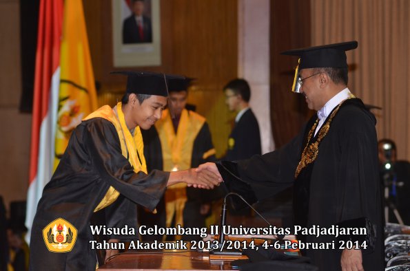 wisuda-unpad-gel-ii-ta-2013_2014-fakultas-peternakan-oleh-rektor-040