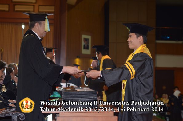 wisuda-unpad-gel-ii-ta-2013_2014-fakultas-farmasi-oleh-rektor-042