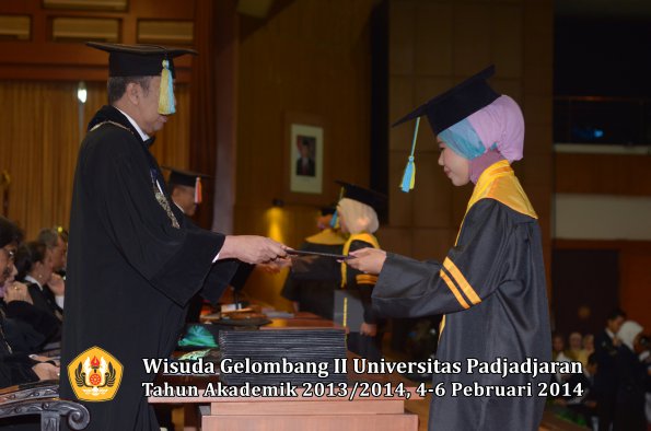 wisuda-unpad-gel-ii-ta-2013_2014-fakultas-farmasi-oleh-rektor-045