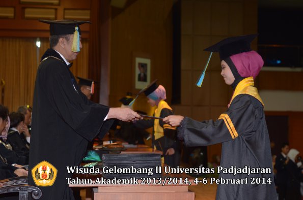 wisuda-unpad-gel-ii-ta-2013_2014-fakultas-farmasi-oleh-rektor-046