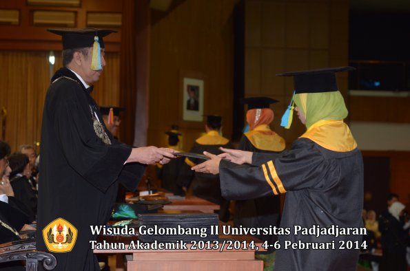 wisuda-unpad-gel-ii-ta-2013_2014-fakultas-farmasi-oleh-rektor-051