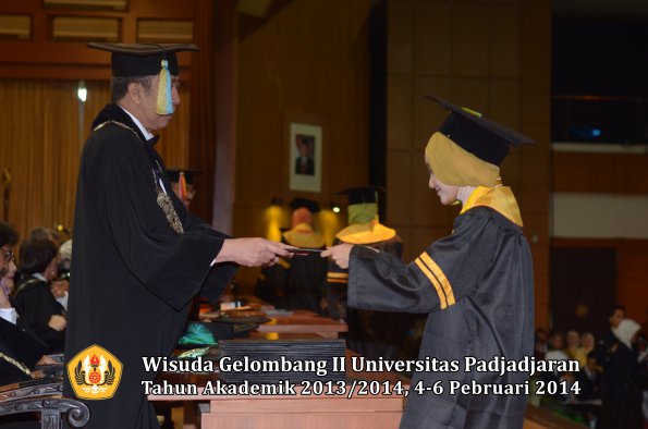 wisuda-unpad-gel-ii-ta-2013_2014-fakultas-farmasi-oleh-rektor-052