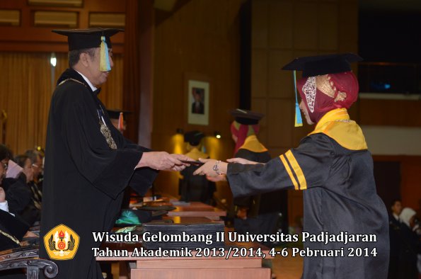 wisuda-unpad-gel-ii-ta-2013_2014-fakultas-farmasi-oleh-rektor-054