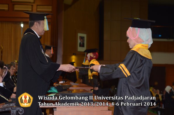 wisuda-unpad-gel-ii-ta-2013_2014-fakultas-farmasi-oleh-rektor-055