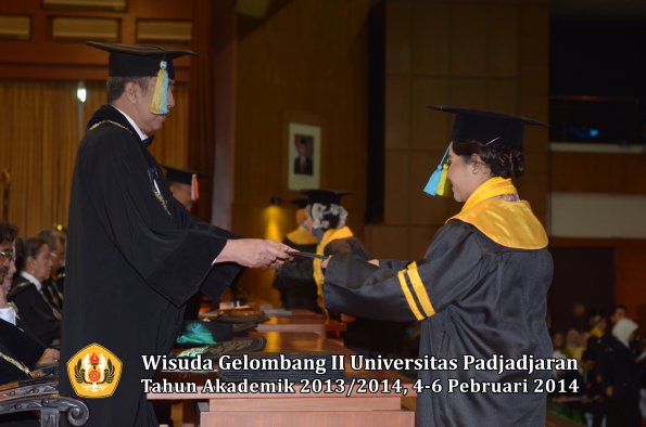 wisuda-unpad-gel-ii-ta-2013_2014-fakultas-farmasi-oleh-rektor-060