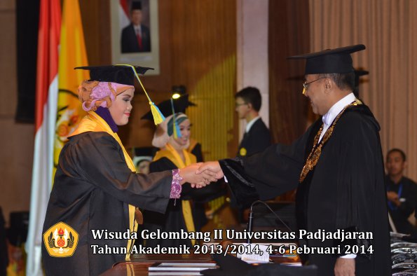 wisuda-unpad-gel-ii-ta-2013_2014-fakultas-farmasi-oleh-rektor-014