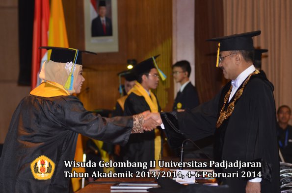 wisuda-unpad-gel-ii-ta-2013_2014-fakultas-farmasi-oleh-rektor-047