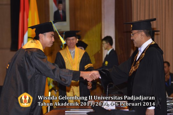 wisuda-unpad-gel-ii-ta-2013_2014-fakultas-farmasi-oleh-rektor-052