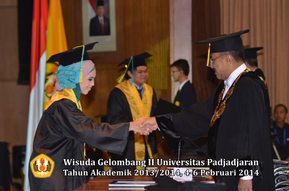 wisuda-unpad-gel-ii-ta-2013_2014-fakultas-farmasi-oleh-rektor-054