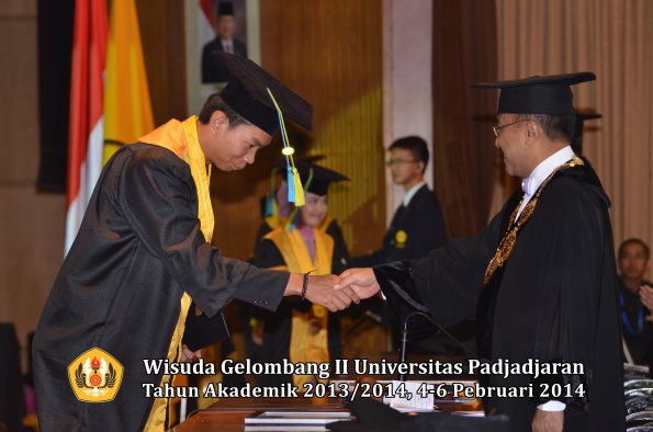 wisuda-unpad-gel-ii-ta-2013_2014-fakultas-farmasi-oleh-rektor-061