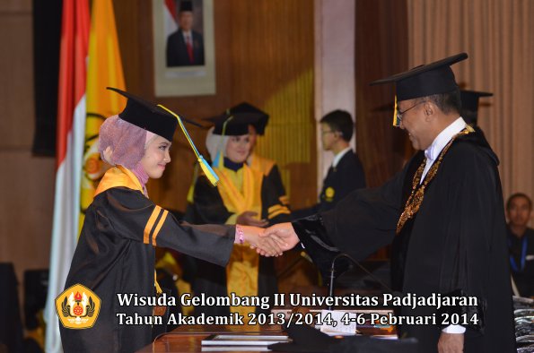 wisuda-unpad-gel-ii-ta-2013_2014-fakultas-farmasi-oleh-rektor-062