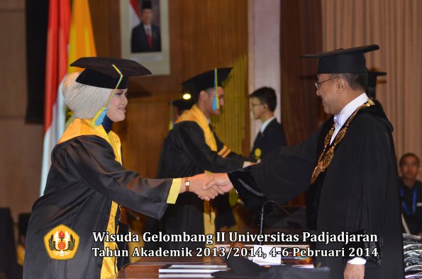 wisuda-unpad-gel-ii-ta-2013_2014-fakultas-farmasi-oleh-rektor-063