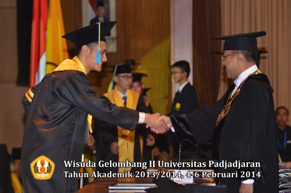 wisuda-unpad-gel-ii-ta-2013_2014-fakultas-farmasi-oleh-rektor-064