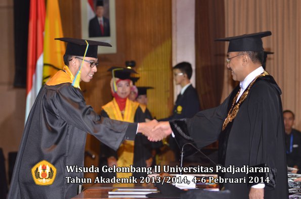 wisuda-unpad-gel-ii-ta-2013_2014-fakultas-farmasi-oleh-rektor-065