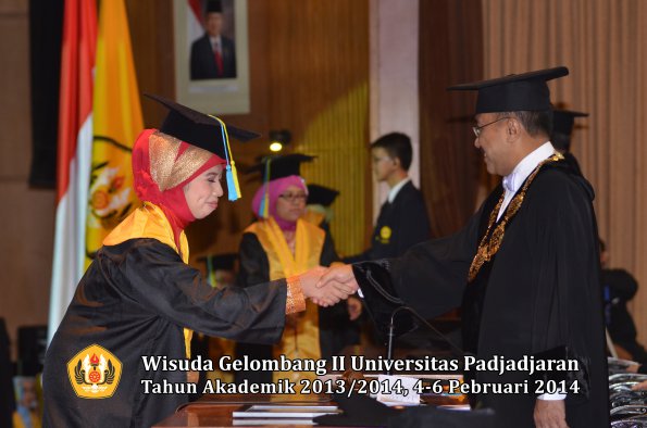 wisuda-unpad-gel-ii-ta-2013_2014-fakultas-farmasi-oleh-rektor-066