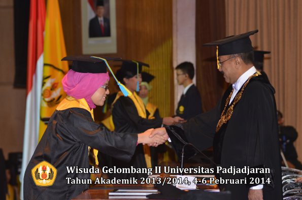 wisuda-unpad-gel-ii-ta-2013_2014-fakultas-farmasi-oleh-rektor-067