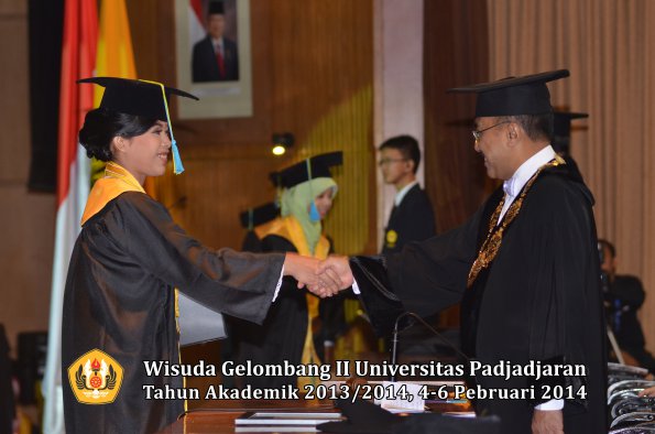 wisuda-unpad-gel-ii-ta-2013_2014-fakultas-farmasi-oleh-rektor-068