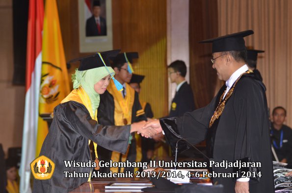 wisuda-unpad-gel-ii-ta-2013_2014-fakultas-farmasi-oleh-rektor-069