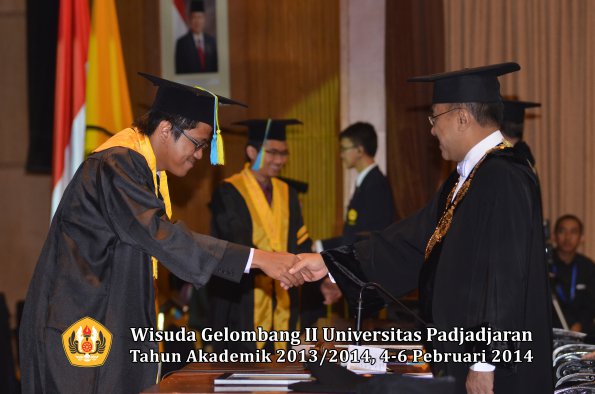 wisuda-unpad-gel-ii-ta-2013_2014-fakultas-farmasi-oleh-rektor-070