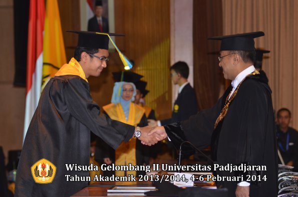 wisuda-unpad-gel-ii-ta-2013_2014-fakultas-farmasi-oleh-rektor-071