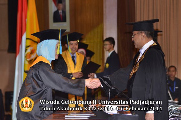 wisuda-unpad-gel-ii-ta-2013_2014-fakultas-farmasi-oleh-rektor-072