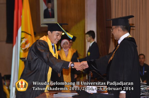 wisuda-unpad-gel-ii-ta-2013_2014-fakultas-farmasi-oleh-rektor-073