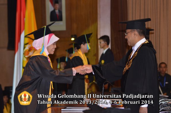 wisuda-unpad-gel-ii-ta-2013_2014-fakultas-farmasi-oleh-rektor-074