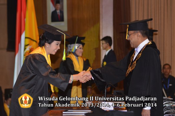 wisuda-unpad-gel-ii-ta-2013_2014-fakultas-farmasi-oleh-rektor-076