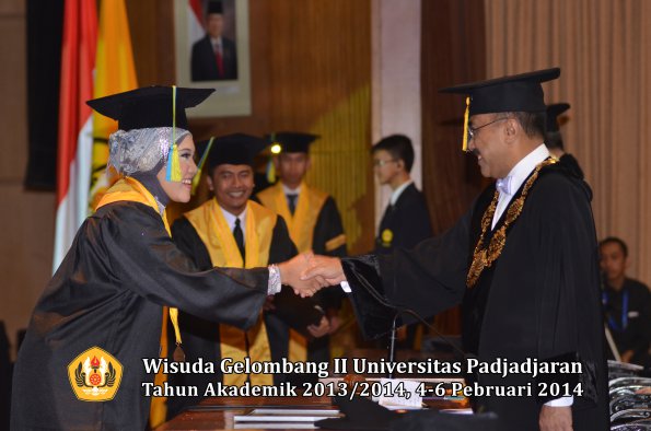 wisuda-unpad-gel-ii-ta-2013_2014-fakultas-farmasi-oleh-rektor-077