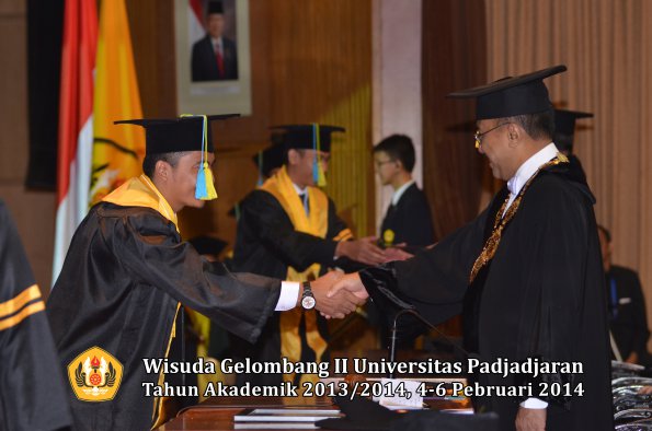 wisuda-unpad-gel-ii-ta-2013_2014-fakultas-farmasi-oleh-rektor-078