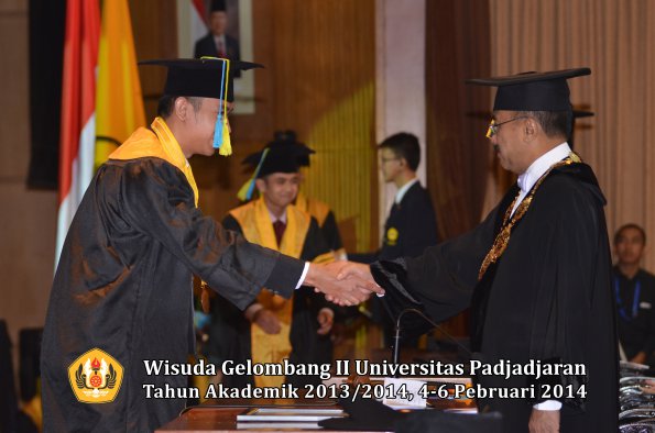 wisuda-unpad-gel-ii-ta-2013_2014-fakultas-farmasi-oleh-rektor-079