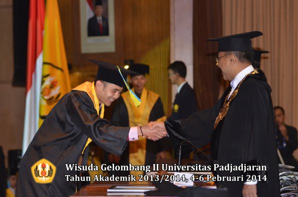 wisuda-unpad-gel-ii-ta-2013_2014-fakultas-farmasi-oleh-rektor-080