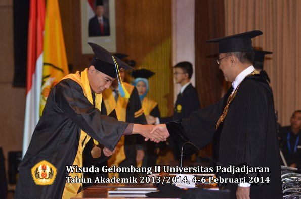 wisuda-unpad-gel-ii-ta-2013_2014-fakultas-farmasi-oleh-rektor-081