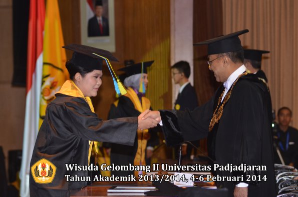 wisuda-unpad-gel-ii-ta-2013_2014-fakultas-farmasi-oleh-rektor-084