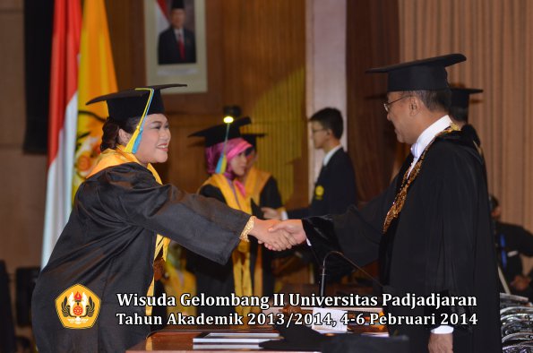 wisuda-unpad-gel-ii-ta-2013_2014-fakultas-farmasi-oleh-rektor-087