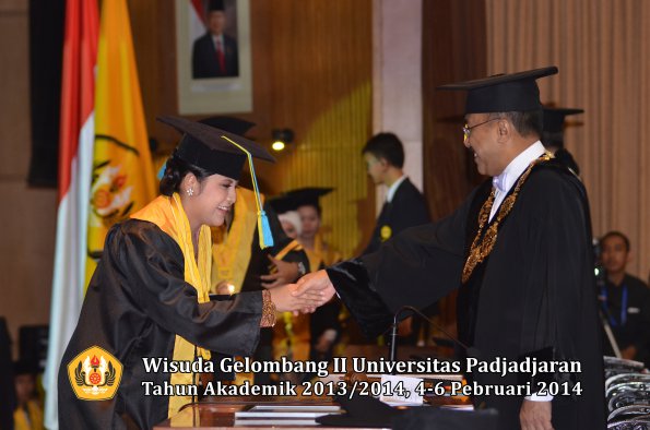 wisuda-unpad-gel-ii-ta-2013_2014-fakultas-farmasi-oleh-rektor-089