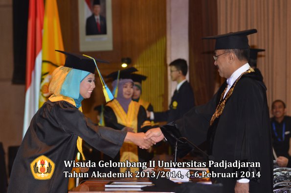 wisuda-unpad-gel-ii-ta-2013_2014-fakultas-farmasi-oleh-rektor-102