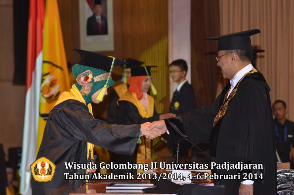 wisuda-unpad-gel-ii-ta-2013_2014-fakultas-farmasi-oleh-rektor-104