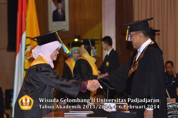 wisuda-unpad-gel-ii-ta-2013_2014-fakultas-farmasi-oleh-rektor-107