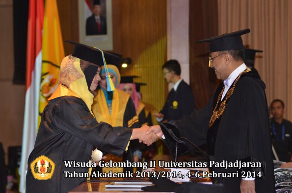 wisuda-unpad-gel-ii-ta-2013_2014-fakultas-farmasi-oleh-rektor-108