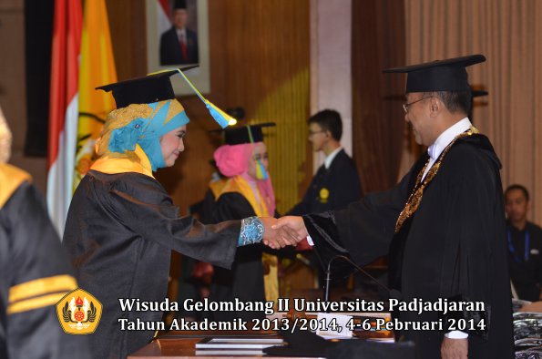 wisuda-unpad-gel-ii-ta-2013_2014-fakultas-farmasi-oleh-rektor-109