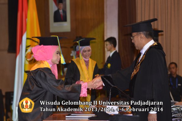 wisuda-unpad-gel-ii-ta-2013_2014-fakultas-farmasi-oleh-rektor-110