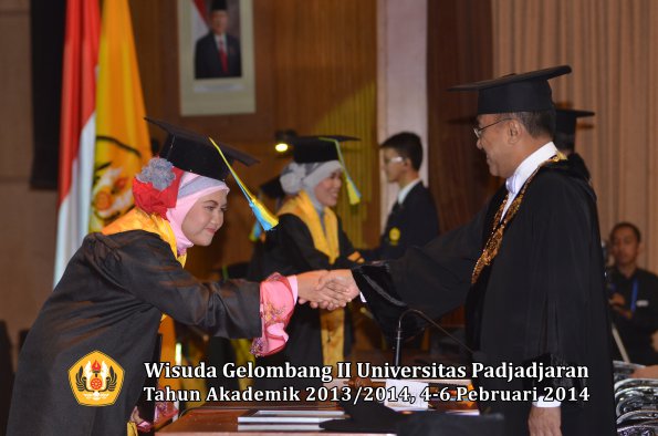 wisuda-unpad-gel-ii-ta-2013_2014-fakultas-farmasi-oleh-rektor-111