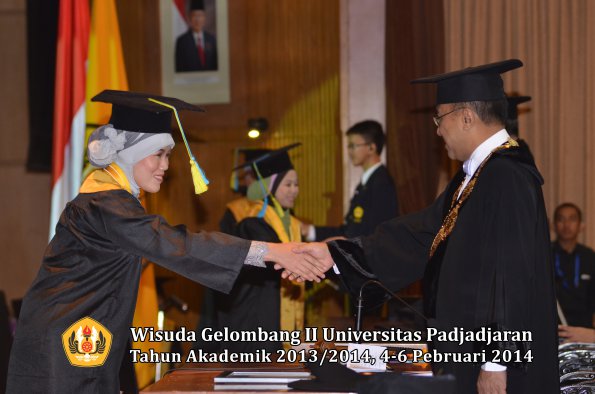 wisuda-unpad-gel-ii-ta-2013_2014-fakultas-farmasi-oleh-rektor-112