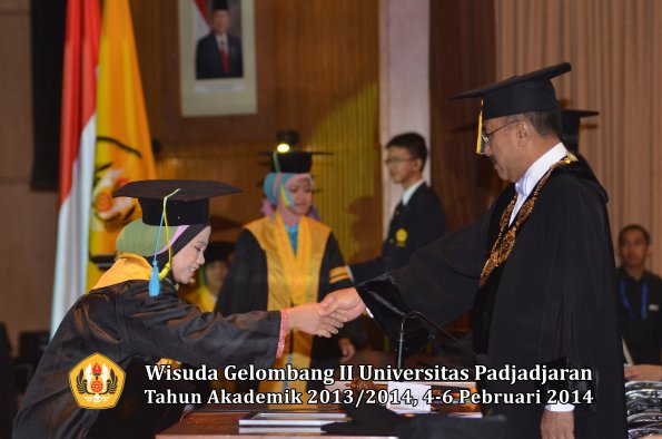 wisuda-unpad-gel-ii-ta-2013_2014-fakultas-farmasi-oleh-rektor-113