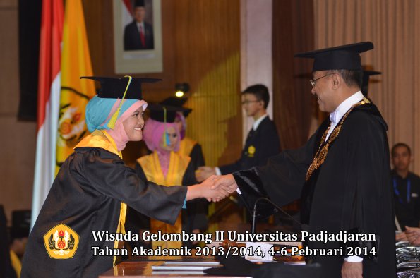 wisuda-unpad-gel-ii-ta-2013_2014-fakultas-farmasi-oleh-rektor-114